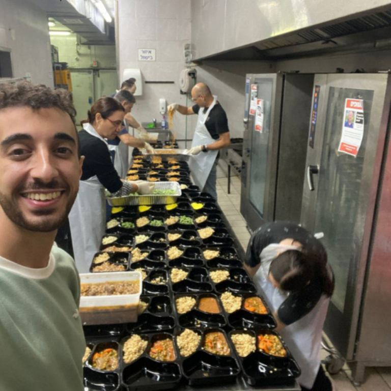 נועם זלוף וקהילת משאירים חותם מכינים ארוחות חמות לניצולי שואה