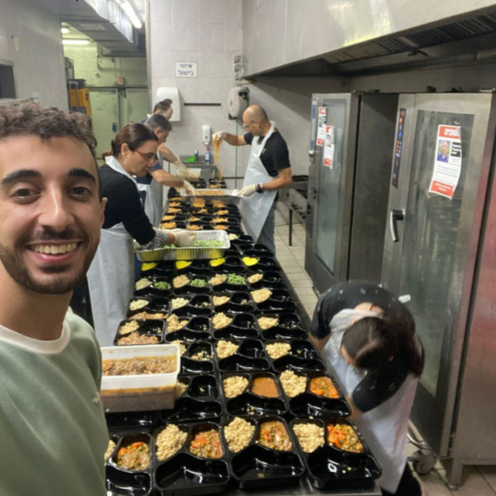 נועם זלוף וקהילת משאירים חותם מכינים ארוחות חמות לניצולי שואה